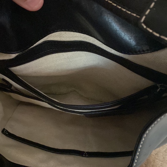 Gorgeous Leather Michael Kors Shoulder Bag - Picture 9 of 11